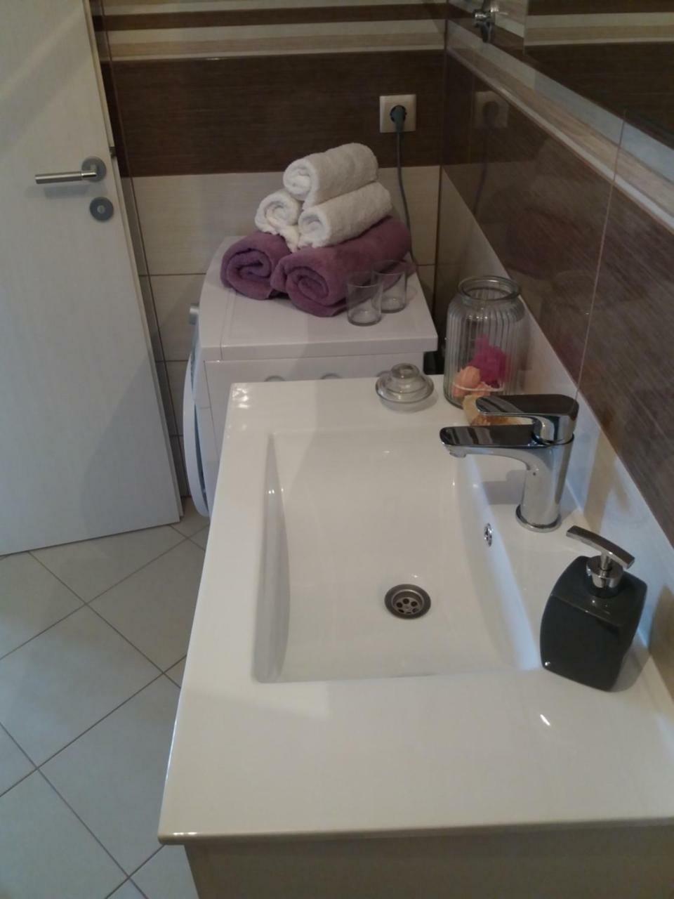Lanelu Apartman Rogoznica Kültér fotó